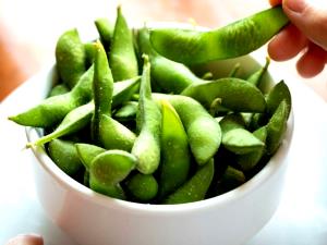 1 1/2 cups with pods (155 g) Edamame