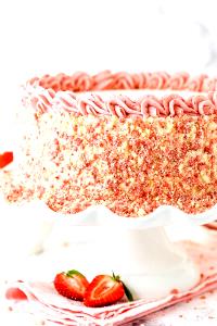 1/10 cake (83 g) Strawberry Krunch Ice Cream Cake