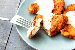 1/2 Breast Chicken Breast, Boneless, Fried, Meat/Skin, Flour