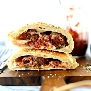 1/2 calzone (113 g) Meatball Calzone