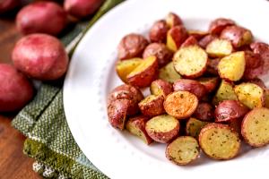 1/2 carton (106 g) Roasted Red Potatoes & Vegetables with Cracked Pepper Seasoning