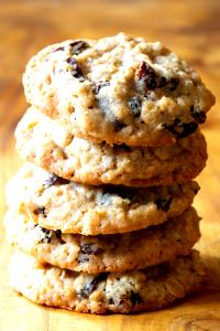 1/2 cookie (60 g) Outrageous Oatmeal Raisin Cookie