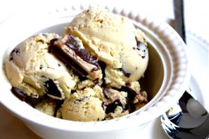 1/2 cup (105 g) Coffee Heath Bar Crunch Ice Cream