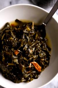 1/2 cup (118 g) Seasoned Southern Style Collard Greens with Onions Garlic & Spices in a Savory Broth