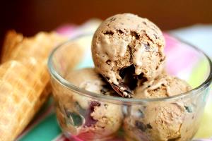 1/2 cup (125 g) Frosty Friends Chocolate Ice Cream