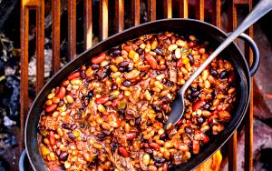 1/2 cup (130 g) BBQ Baked Beans with Brisket