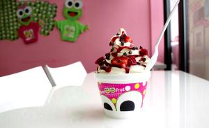 1/2 cup (66 g) Pomegranate Swirl Frozen Yogurt