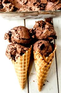 1/2 cup (67 g) Chocolate Chunk Ice Cream