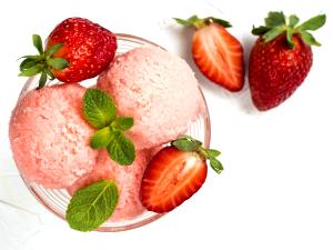 1/2 cup (74 g) Strawberry Ice Cream