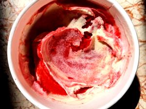 1/2 cup (75 g) Summer Berry Swirl Ice Cream