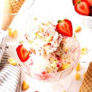 1/2 cup (76 g) Strawberry Banana Pound Cake Ice Cream