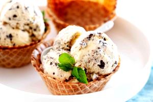 1/2 cup (83 g) Mint Chocolate Chip Ice Cream