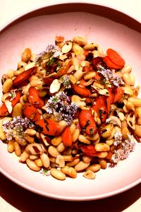 1/2 cup cooked Sliced Yellow Carrots, White Navy Beans & Chopped Spinach in a Garlic Herb Sauce