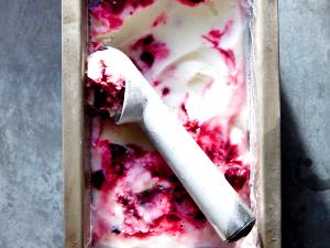 1/2 Cup Frozen Yogurt, Balck Cherry Vanilla Swirl