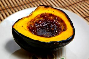 1/2 Cup Roasted Acorn Squash With Green Olives & Tomato Sauce