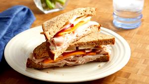 1/2 sandwhich (121 g) Turkey Apple Cheddar Sandwich