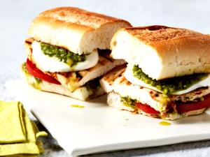 1/2 sandwich (142 g) Chicken Pesto Sandwich