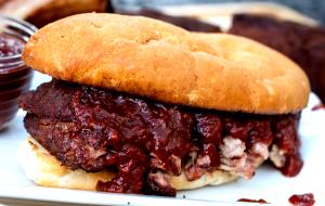 1/2 sandwich (144 g) Hearty Rib Sandwich with BBQ Sauce