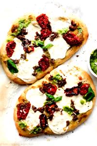 1/3 flatbread (135 g) Bistro Style Mozzarella Pesto Flatbread