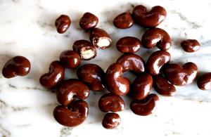 1/4 cup (40 g) Milk Chocolate Sea Salt Cashews