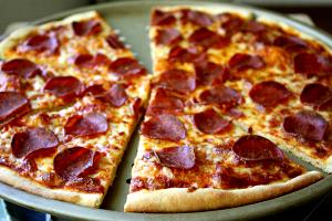 1/4 pizza (123 g) Thin Crust Pepperoni Pizza (Medium)