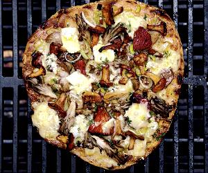 1/4 pizza (129 g) Grilled Mushroom & Truffle Oil Thin Crust Pizza