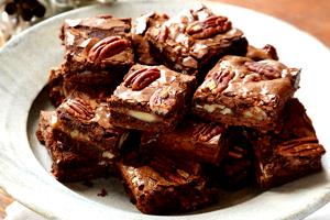 1/6 brownie (30 g) Caramel Pecan Brownie