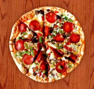 1/8 Pizza Medium Deluxe Feast Pepperoni, Green Pepper, Onion, Mushroom, Sausage Feast Pizza