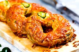 1 bagel (126 g) Jalapeno Cheddar Bagel