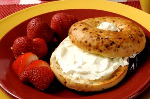 1 bagel (142 g) Onion Bagel with Cream Cheese