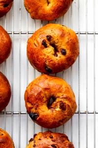 1 bagel (77 g) Cinnamon Raisin Bagel