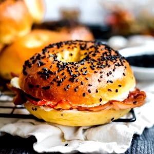 1 bagel (95 g) Egg Bagel