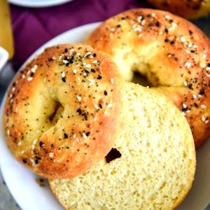 1 Bagel Bagel, Reduced Carb W/Cheese
