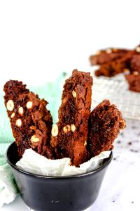 1 bar (28 g) Chocolate Macadamia Nut Biscotti