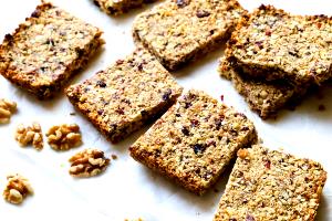 1 bar (32 g) Layered Granola Bars - Cranberry Walnut