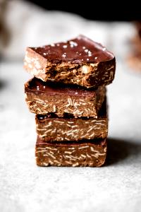 1 bar (52 g) Cashew Butter Chocolate Protein Bar