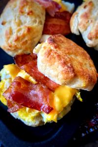 1 biscuit (141 g) Bacon, Egg & Cheese Biscuit