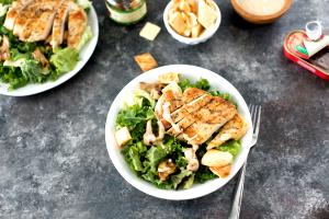 1 bowl (184 g) Chicken Caesar Salad