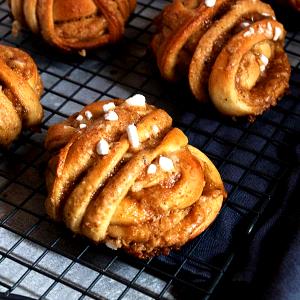 1 bun (57 g) Walnut Topped Buns
