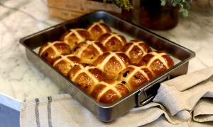 1 bun (71 g) Hot Cross Buns