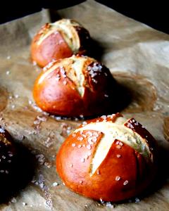 1 bun (74 g) Pretzel Hamburger Buns