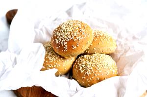1 bun (78 g) Honey 7 Grain Recipe Sandwich Buns