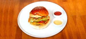 1 burger (127 g) Bacon Cheeseburger