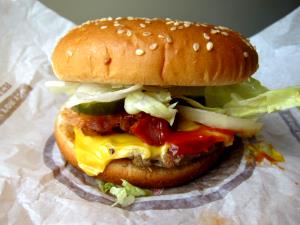 1 burger (139 g) Bacon Cheeseburger Deluxe