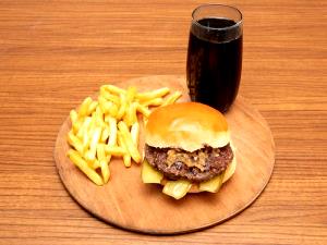 1 burger (159 g) Chili Cheeseburger