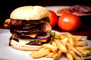 1 burger (216 g) BBQ, Bacon & Swiss Burger