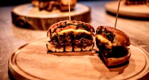 1 burger (227 g) BLACK ANGUS STEAK BURGER