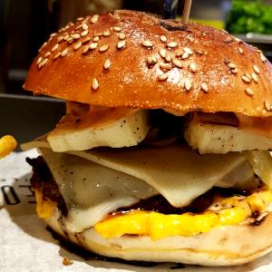 1 burger (346 g) Cheeseburger