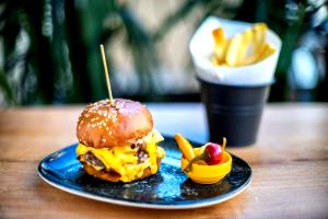 1 burger (376 g) Chop House Cheddar Burger