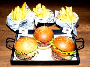 1 burger (67 g) Cheeseburgers